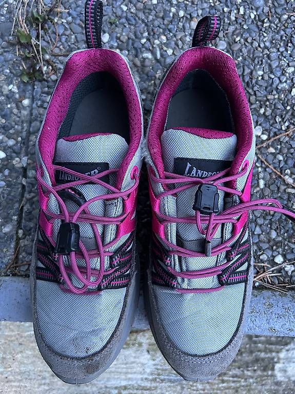Scarpe per ragazze: À donner chaussure pour fille – Usato da Corcelles-pres-Concise venduto da Dilem
