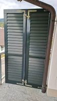 Doppelter Fensterladen dunkelgrün mit verstellbaren Lamellen