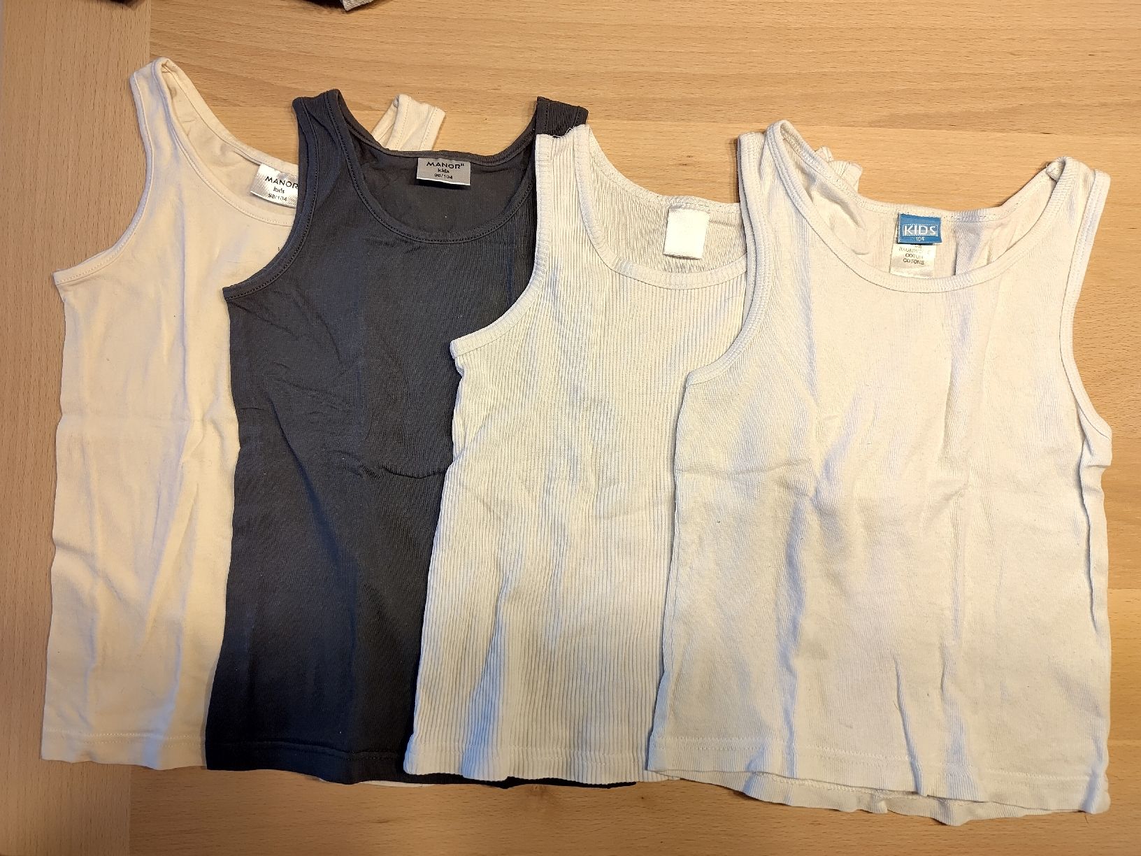 Biancheria intima: Kleiderpaket Unterleibchen 98/104 – Usato da Ostermundigen venduto da Jinushka