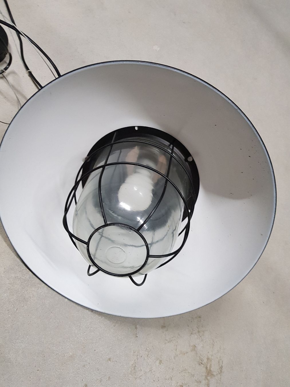 Lampenschirme: Hängelampe schwarz/weiss, Industrie Design – Gebraucht aus Lyss von 3250er 3