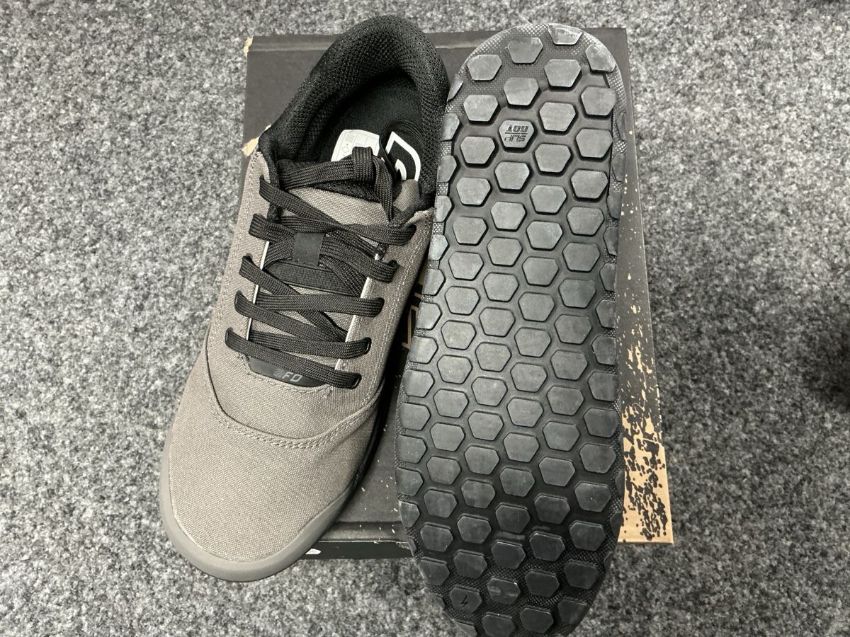 Specialized Chaussures hommes: Specialized 2FO robots canevas taille 44 – Neuf avec emballage d'origine à Borex par b-cycle 1