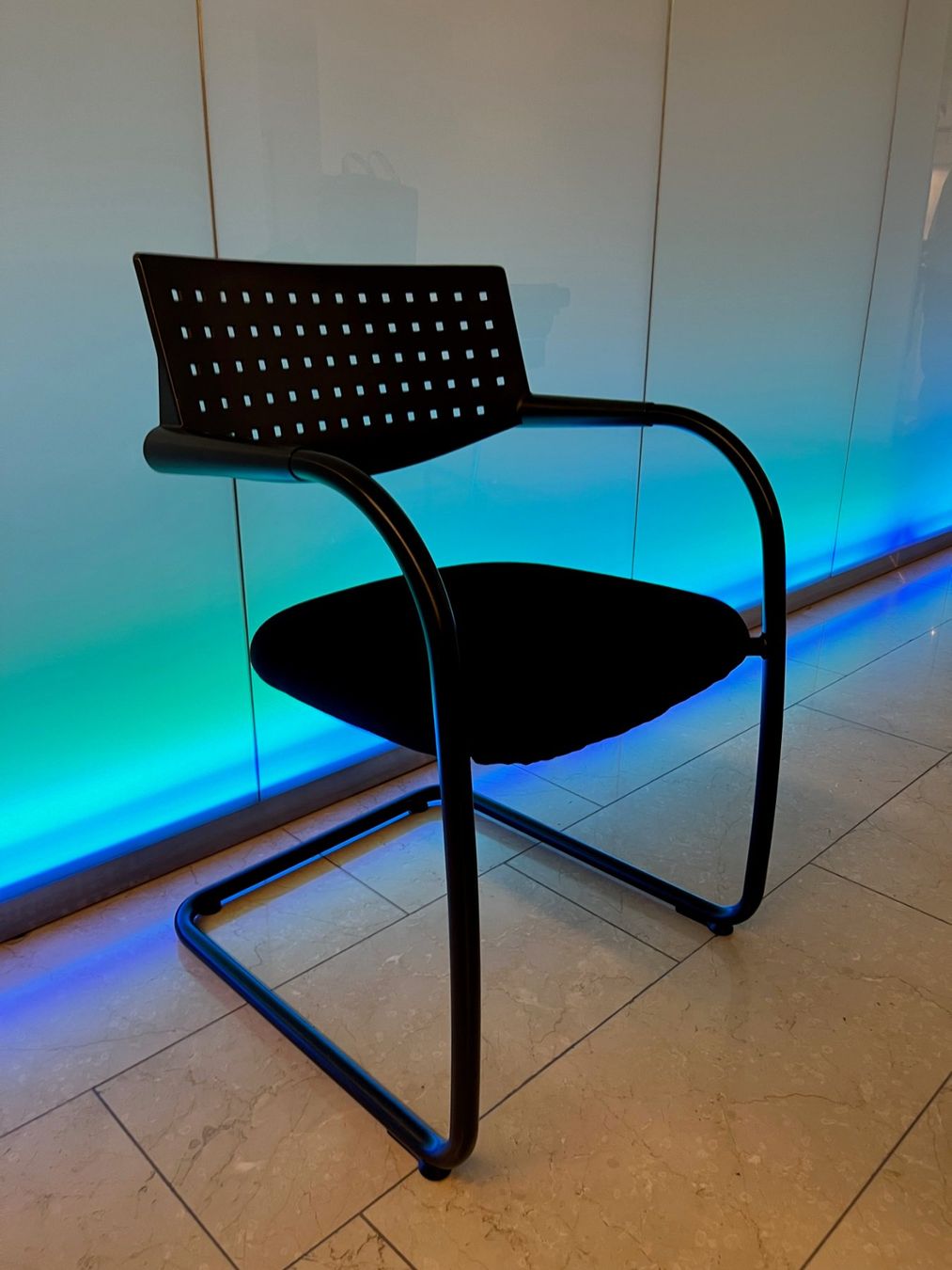 Vitra Sedie: Vitra Visavis Design Konferenzstuhl Black Edition – Usato da Affoltern am Albis venduto da Zapro