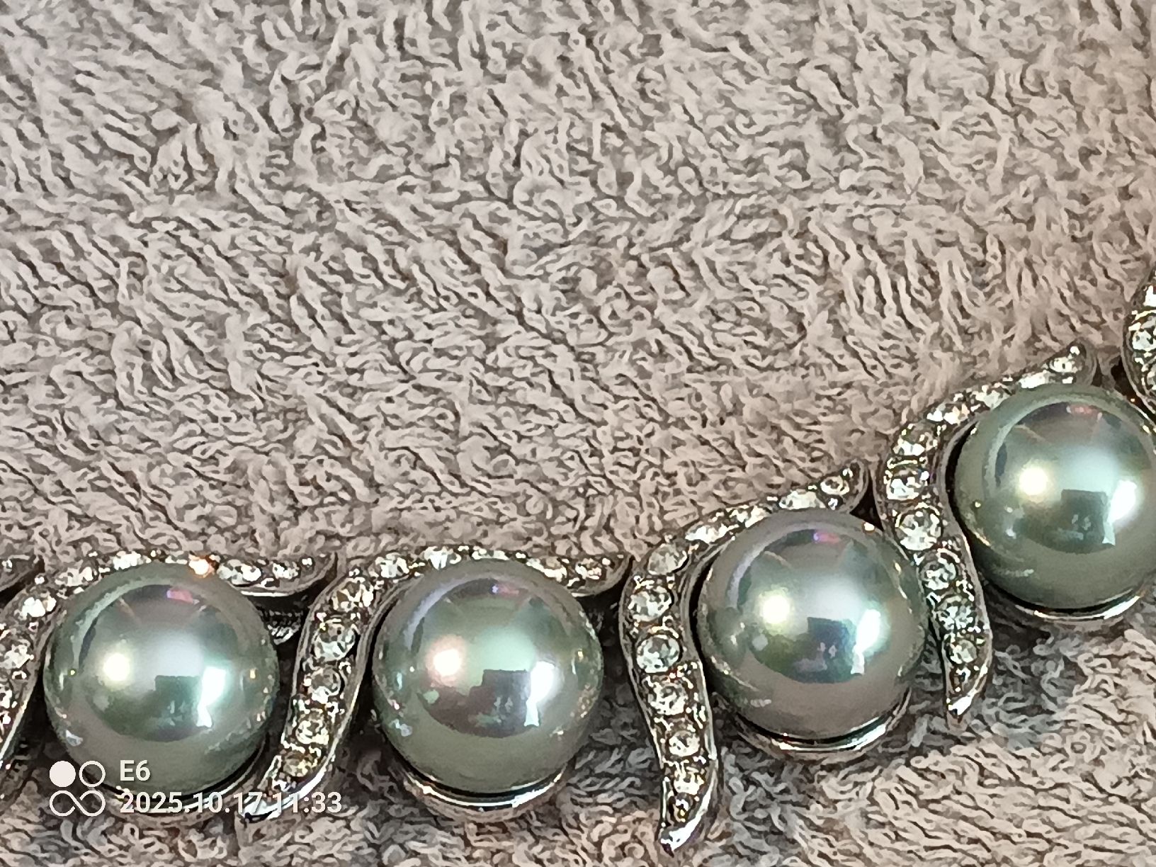 Ketten: Elegantes Collier – Neu und originalverpackt aus Zürich von Mitzi6 4