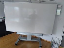Mobiles, elektronisch höhenverstellbares Whiteboard/Leinwand