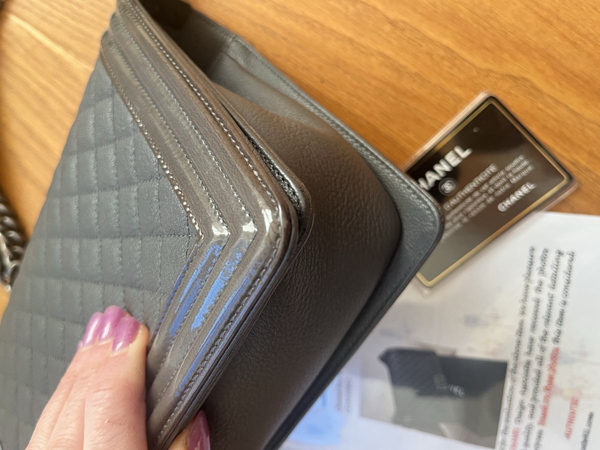 Chanel Borse da donna: Chanel Boy Bag Grau, Silber Hardware new medium – Usato da Wädenswil venduto da Iana32 4