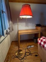 Stehlampe mit rotem Schirm Messingfarben guter Zustand