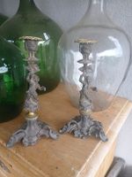 2 Anciens chandeliers en étain avec figures décoratives
