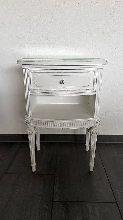 Nachttische: Kleines Beistellmöbel / Nachttisch im Shabby chic Stil – Gebraucht aus Frick von TheBurningHeart