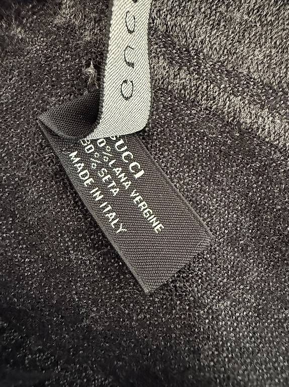 Gucci Foulard & Sciarpe: Gucci quadratischer Wollschal  Grau – Usato da Zürich venduto da My_little_boutique 3