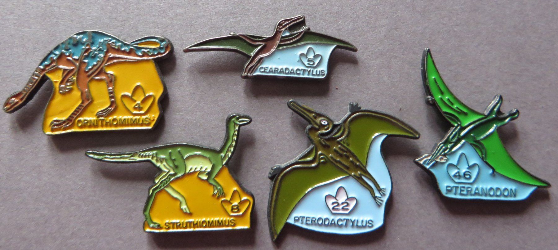 Placchette & Badge: 5 PINS DINOSAURIER, FLUGSAURIER SAURIER – Usato da Neuhausen venduto da luckimucki