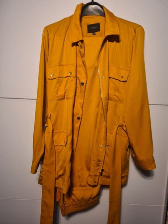 Stylischer sommerlicher Hosenanzug in XXL senffarben, neu