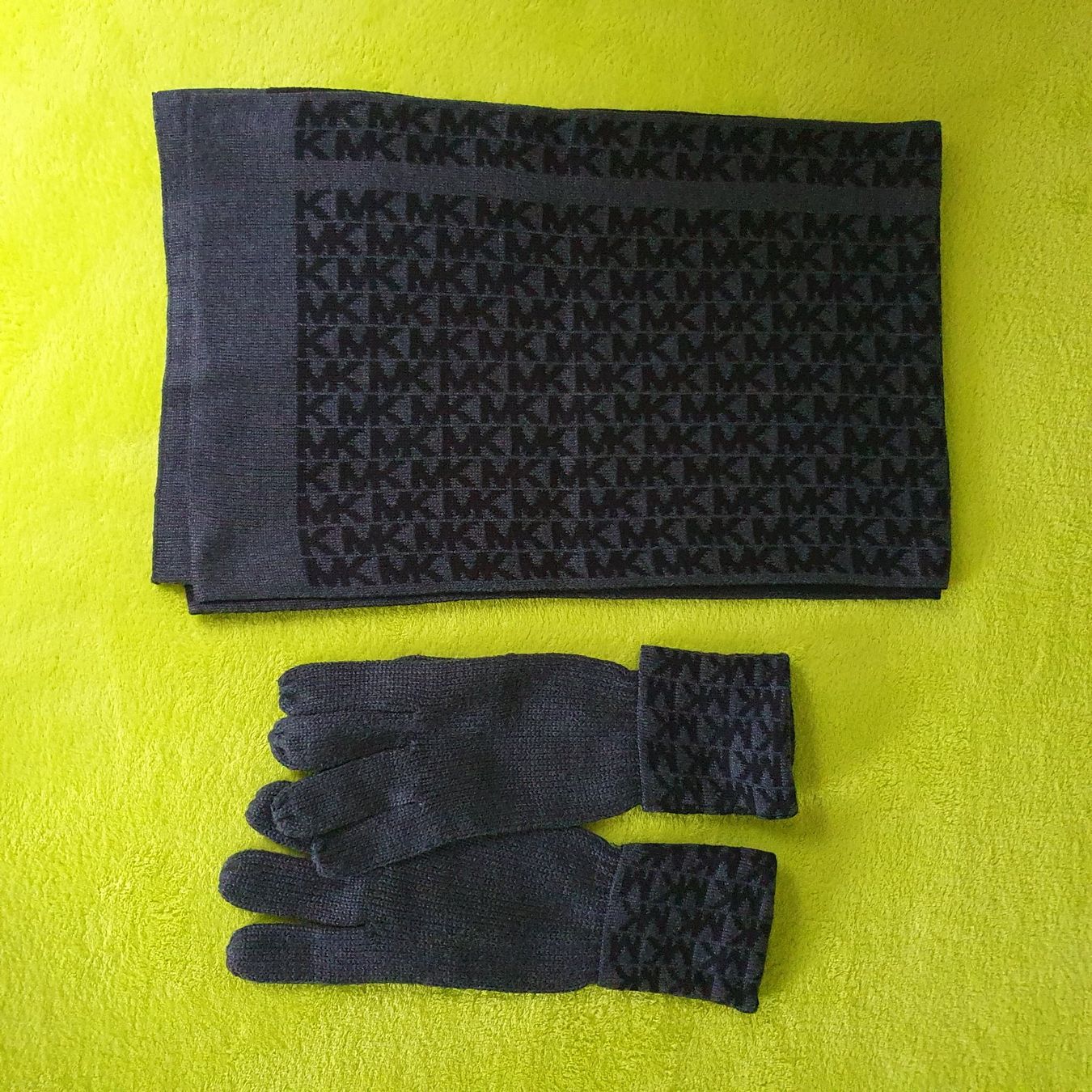 Lotti di vestiti: Michael Kors Schal und Handschuhe Set – Nuovo (secondo la descrizione) da Winterberg ZH venduto da Gemini63