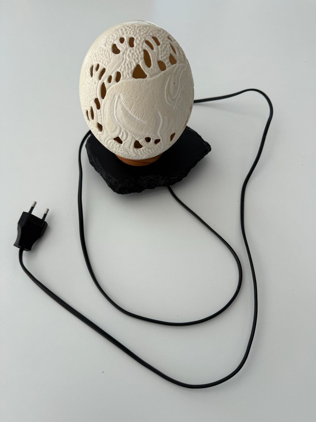 Lampade: Schöne Tischlampe, aus geschnitztem Straussenei, mit LED – Nuovo e nell'imballaggio originale da Unterengstringen venduto da Tnovus