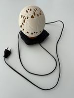 Schöne Tischlampe, aus geschnitztem Straussenei, mit LED