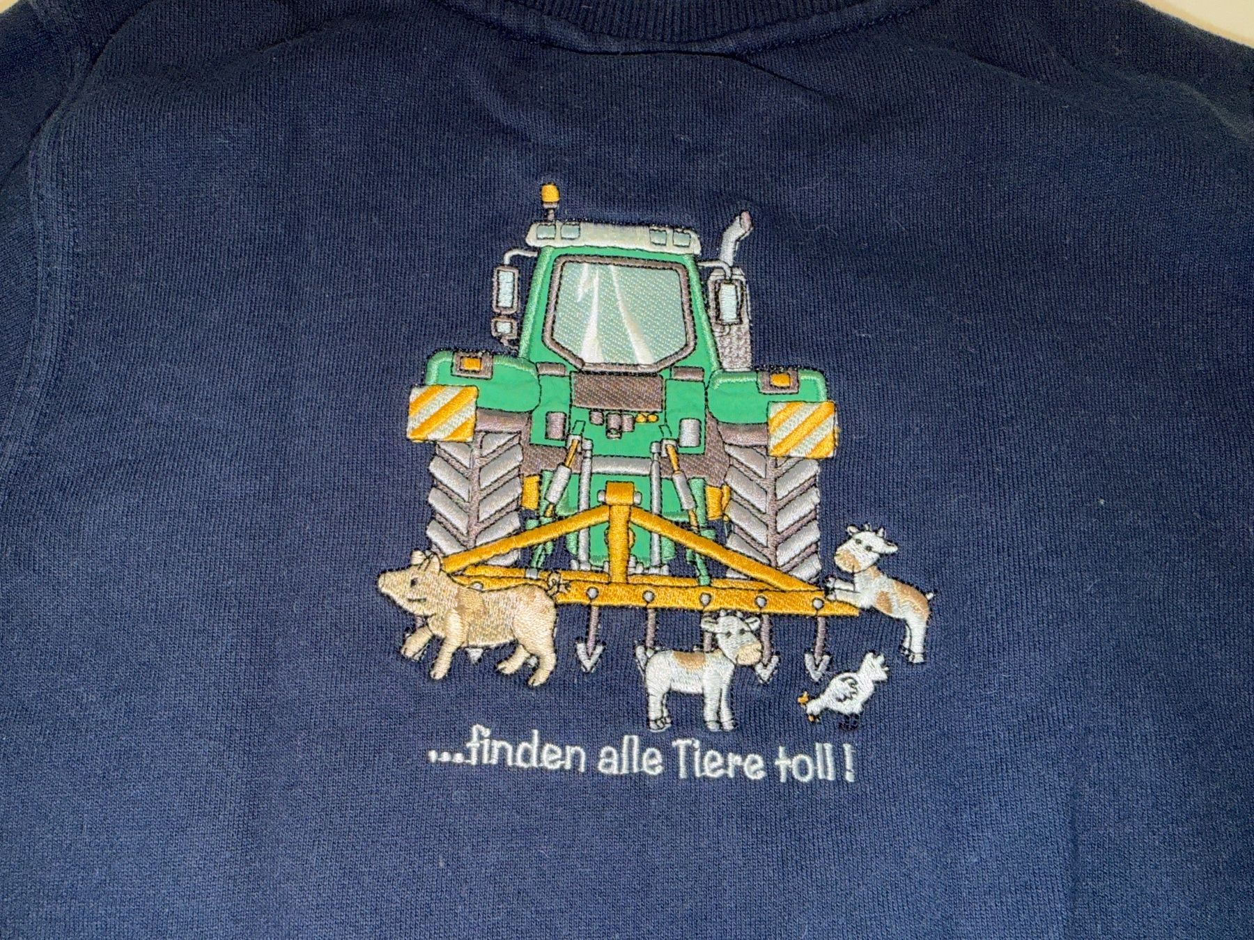 Maglioni & Felpe: Pullover mit Bauernhof und Traktor Gr. 116-122 – Usato da Hettlingen venduto da SaMiViJu 3