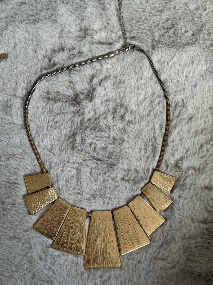 Catenine: Goldfarbene Statement Halskette im geometrischen Design – Usato da Güttingen venduto da Nkskn