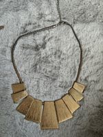 Goldfarbene Statement Halskette im geometrischen Design