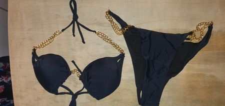 Schwarzer Bikini mit goldenen Ketten, Sommer Special! bikini