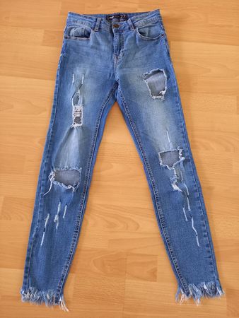 Coole Jeans (mit Löchern) in Grösse 27