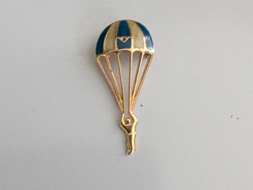 Plaquettes & Badges: Brosche Fallschirmspringer goldfarben emailliert – D'occasion à Mönchaltorf par Blechfreund