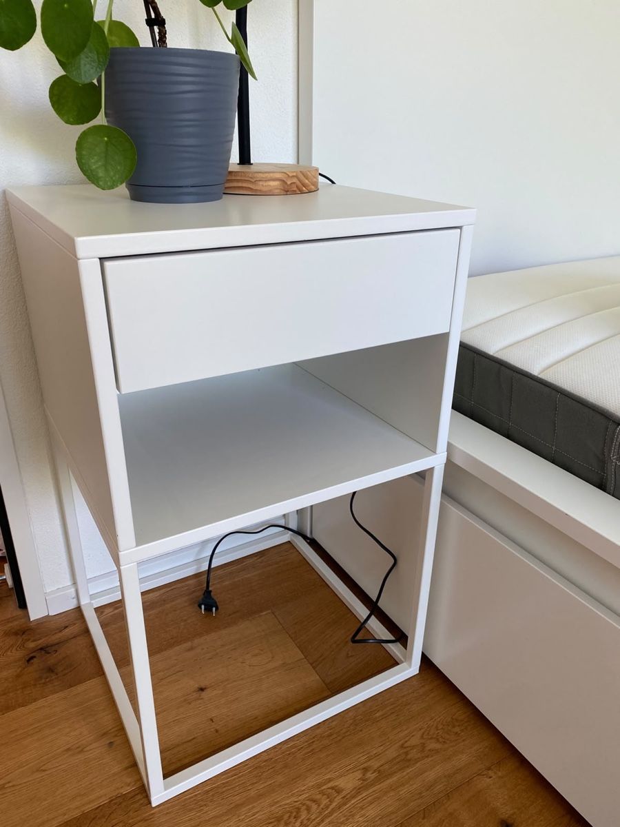Tables de nuit: Ikea Nachttisch weiss – Neuf (Voir description) à Jona par emily0504_k