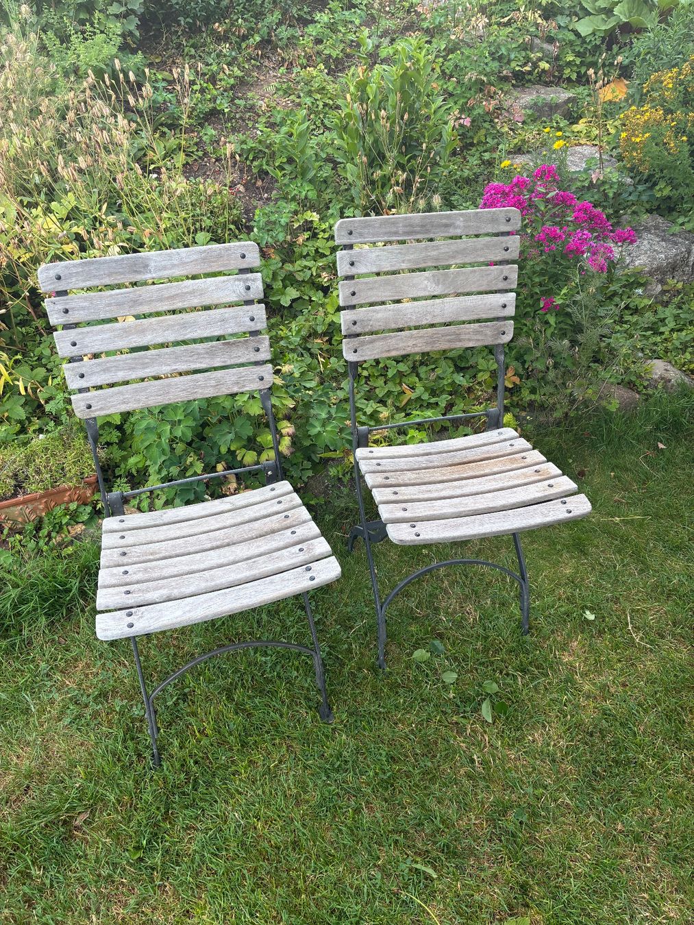 Sedie: wetterbeständige Holzgartenstühle – Usato da Zürich venduto da Syngaia