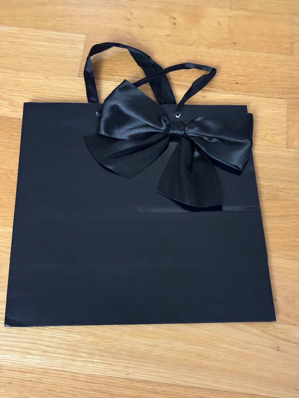 Papiere: Schwarze Geschenktüte / Papiertüte mit Schleife – Gebraucht aus Zürich von wtpooh 3