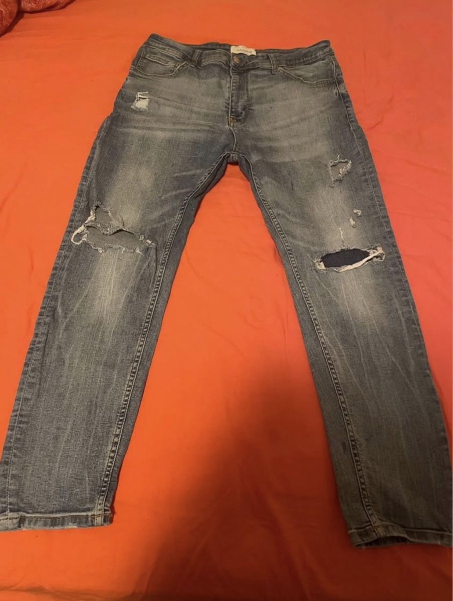 Jeans: Jean bleu délavé avec déchirures pull&bear taille 46 – D'occasion à Genève par saschamagnenat