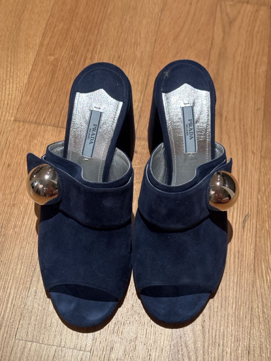 Prada Scarpe da donna: Prada Navy Suede Mules Size 40 Silver Ball Accent – Usato da Schlieren venduto da GaRe2509