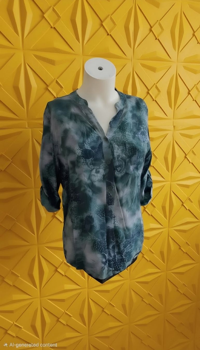 Blusen: Blouse with print size M – Gebraucht aus Roveredo GR von JessK.Store
