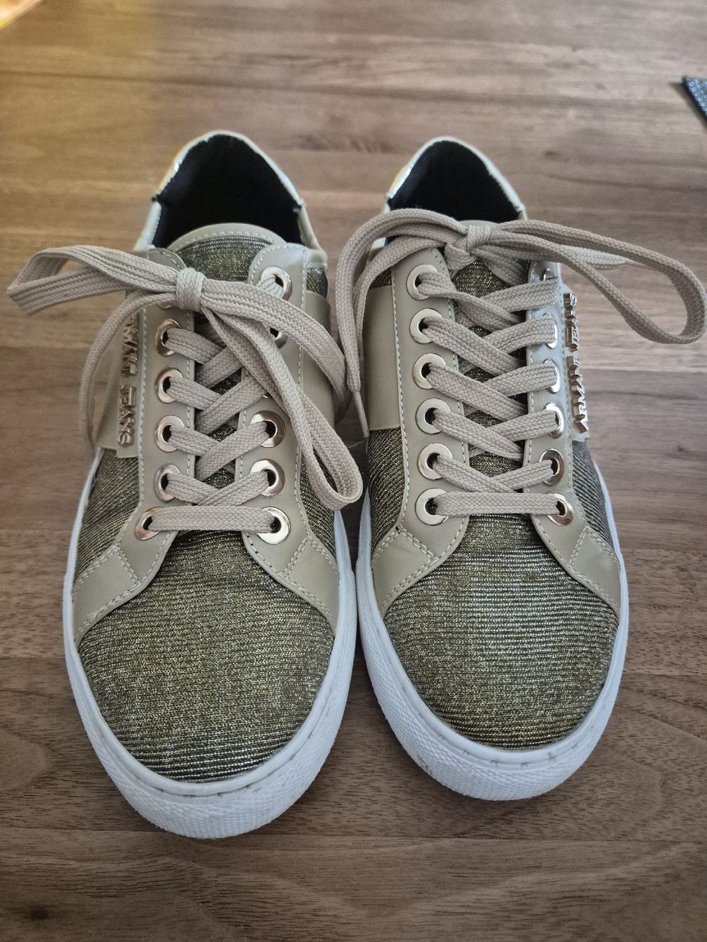 Armani Damenschuhe: Armani Jeans Damen Sneaker gold Grösse 38  – Gebraucht aus Näfels von Chanel.05 1