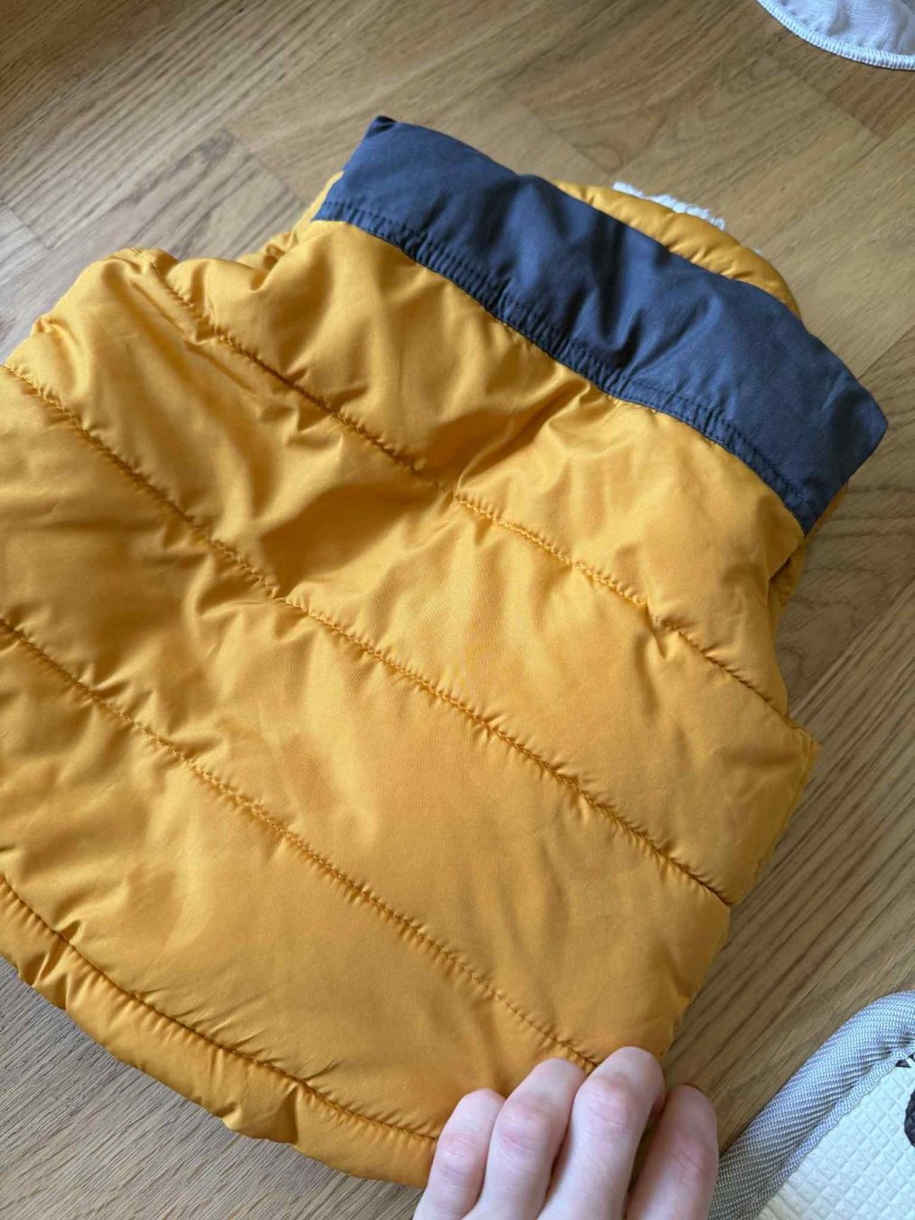 Sonstige Jungenkleidung: Warme Kinderweste in Senfgelb, Grösse 82 – Gebraucht aus Riehen von edu_92w7 5