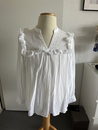 Wunderschöne, weisse Bluse mit Rüschen - Sommerbereit!