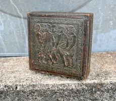 Antike Holzdose m Leder RELIEF überzogen L 21xB 21.5x T 7cm