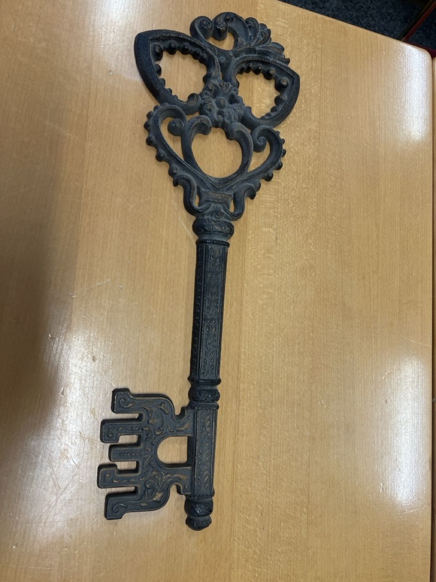 Chiavi: Dekorative, grosse Schlüssel aus Metall, 59cm lang. – Usato da Rorschach venduto da TrendyDeals