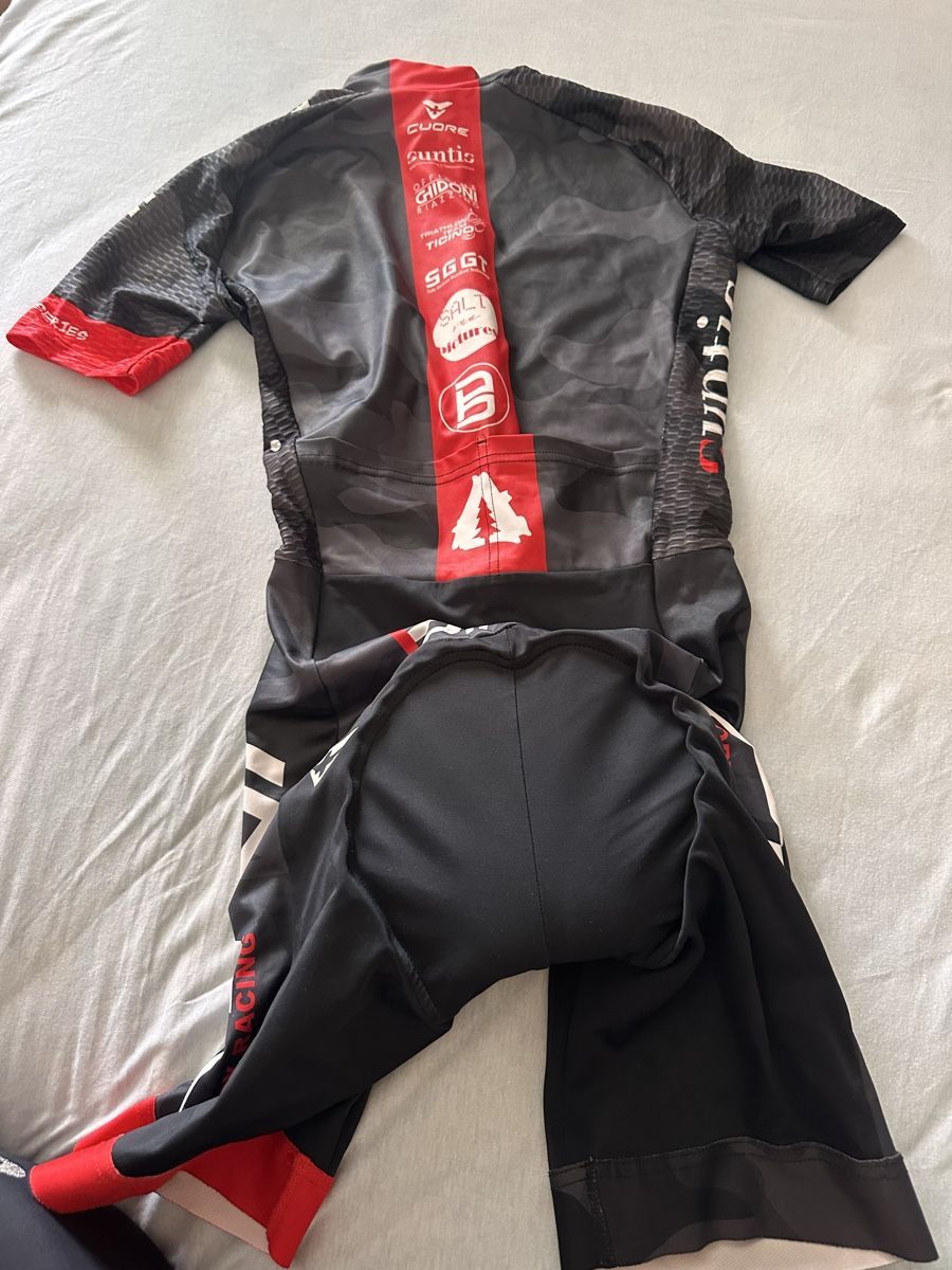 Completi: Completo da bici Cuore – Usato da Sigirino venduto da del_l62x 1