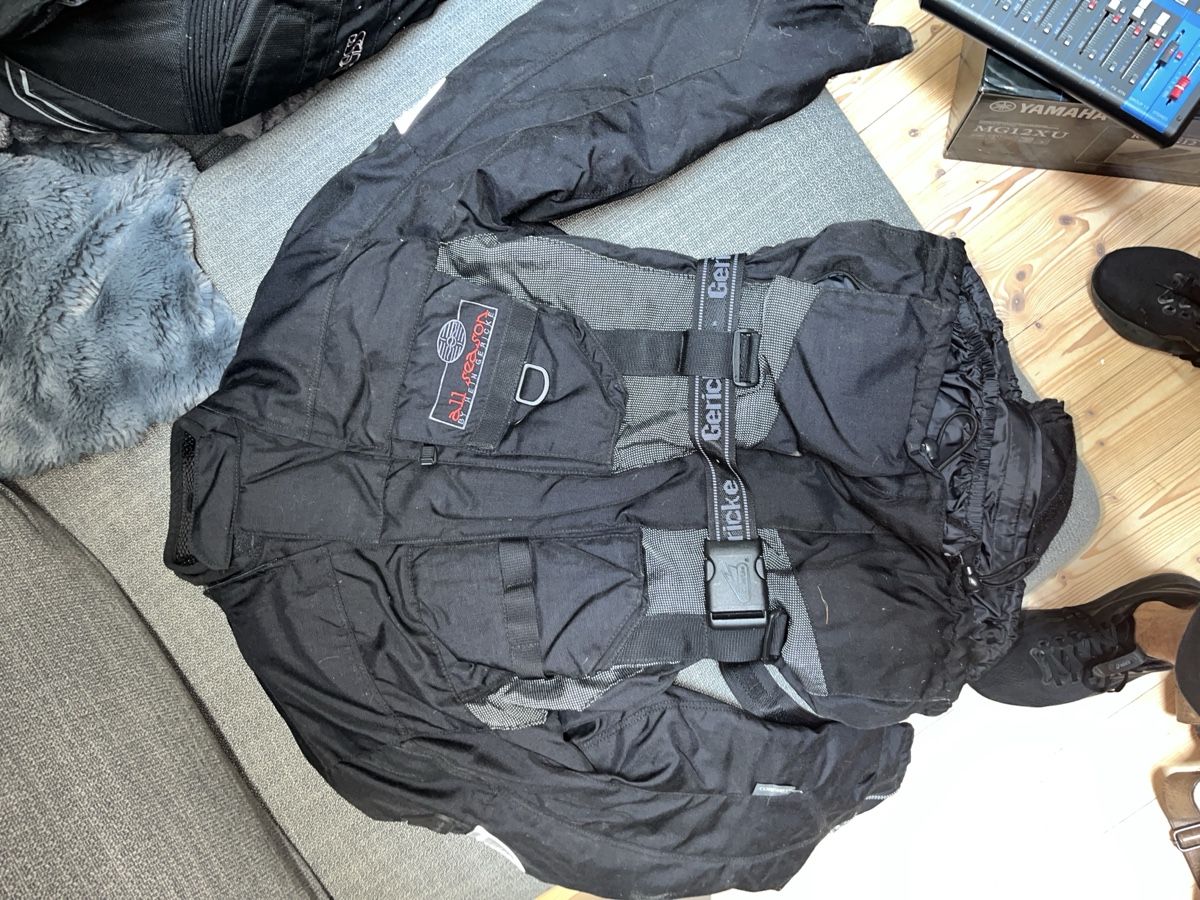 Jacken: Motorradjacke Schwarz Grösse S Gebraucht – Gebraucht aus Luzern von LuzernerShop