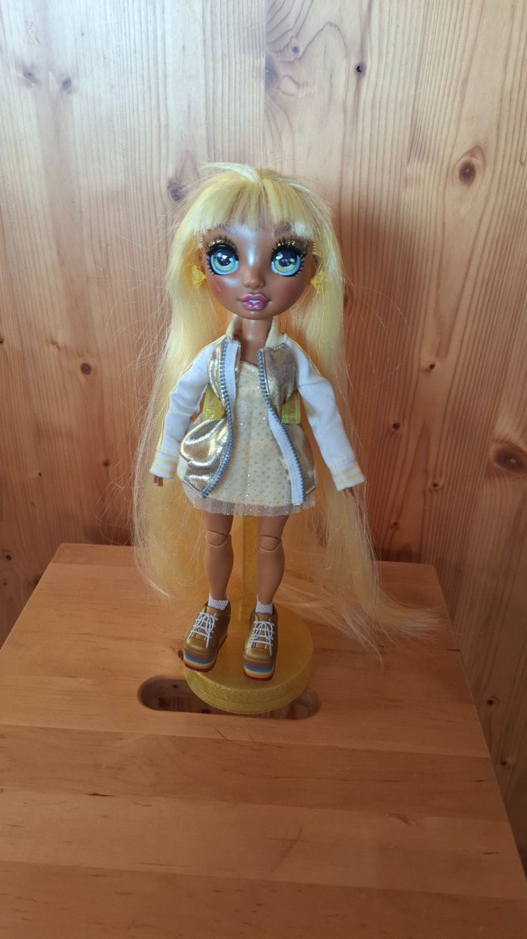 Bambole: Tolle orginal Markenpuppe auf Sockel blond – Usato da Mogelsberg venduto da Lavidapura 1