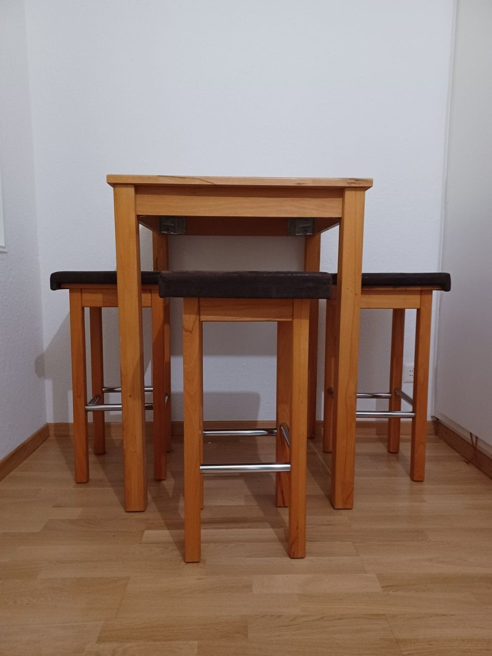 Set di tavolo e panche: Bartisch mit Stühlen und Kissen – Usato da Bern venduto da mal_z7sq