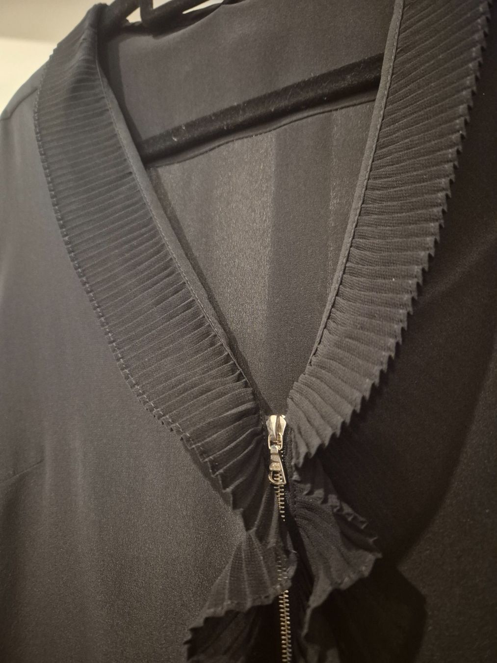 Camicette: Schwarze Bluse mit Reissverschluss – Usato da Niederhasli venduto da mybluefish 2