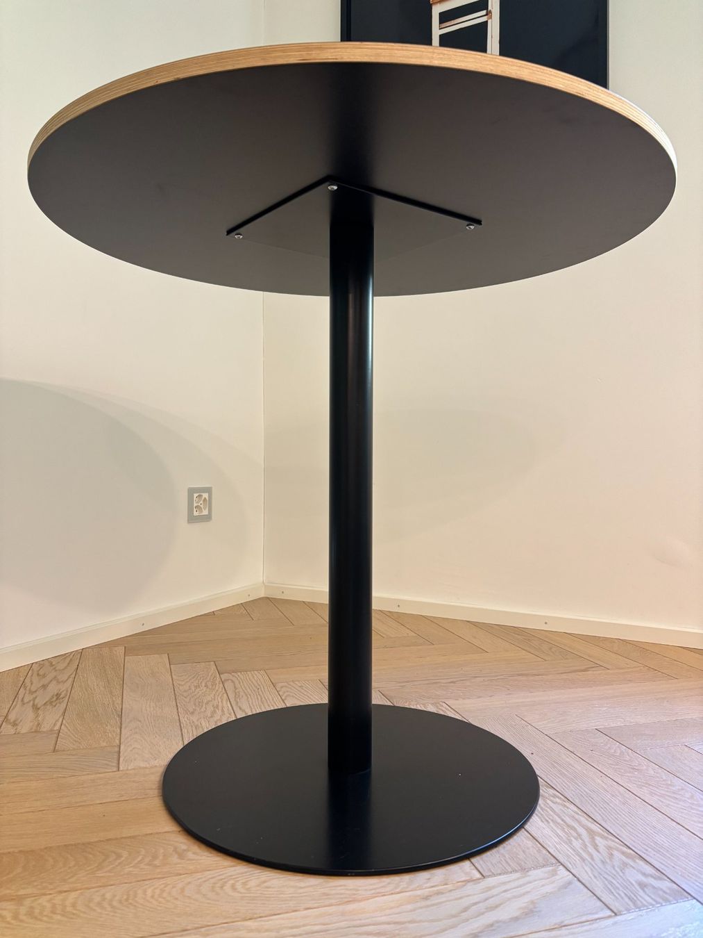 Tavoli: Runder schwarzer Tisch mit Metallfuss, 80 cm – Usato da Zürich venduto da Animoromi 2