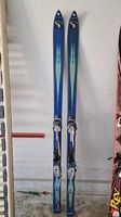 Anciens skis avec peaux et les chaussures