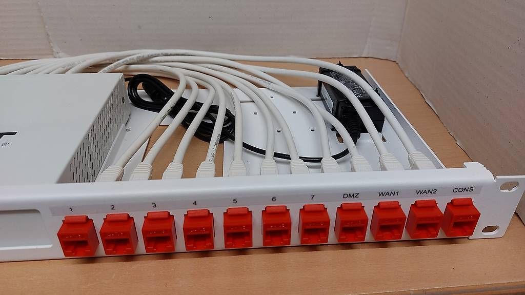 Firewall: FortiGate 19" Rackmountkit 70G etc. Firewall VPN – Usato da Hinteregg venduto da Amerizium 2