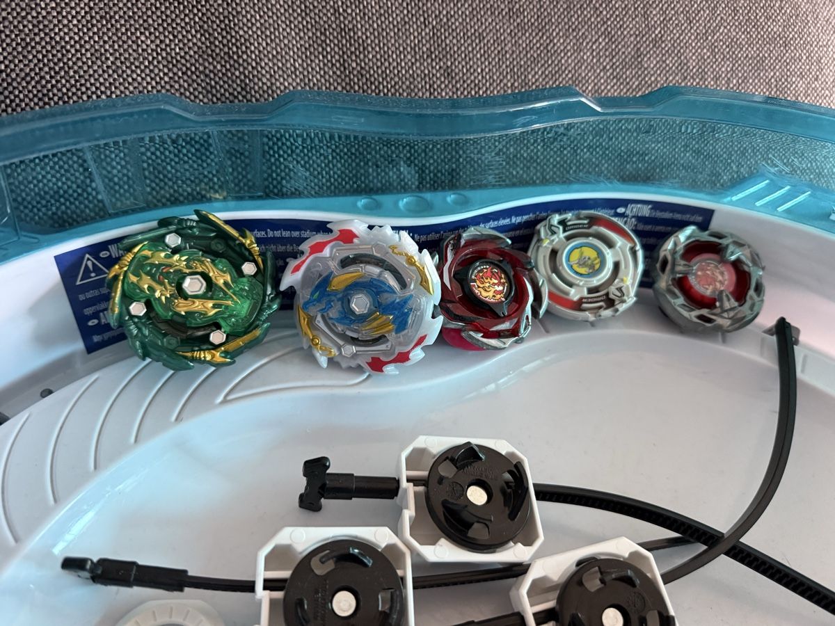 Hasbro Giocattoli: Beyblade Arena mit 5 Beyblades – Usato da Buchs SG venduto da and_d8tp 6