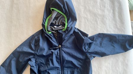 Leichte Regenjacke blau mit Kapuze, 116