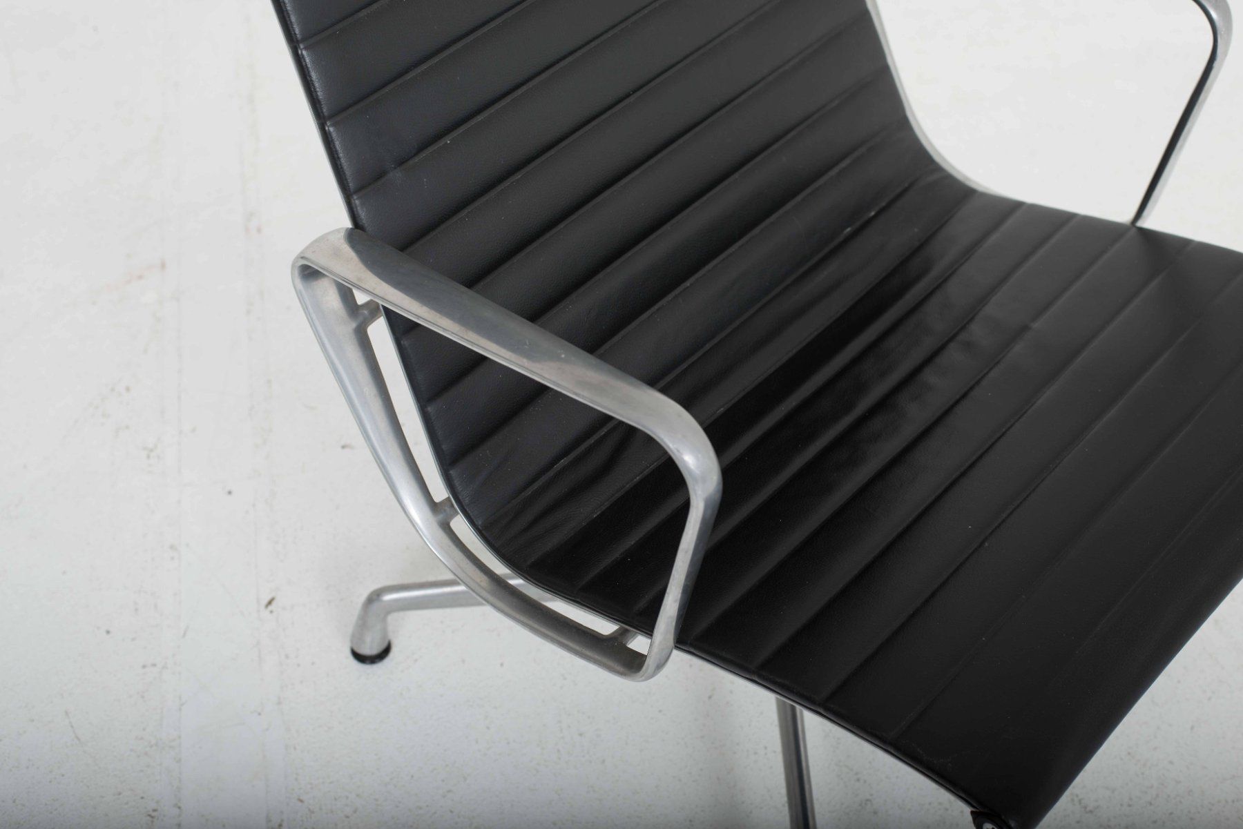 Vitra Poltrone: Vitra EA 115 Designer Sessel- Charles & Ray Eames in Leder – Usato da Zürich venduto da STUZH38 4
