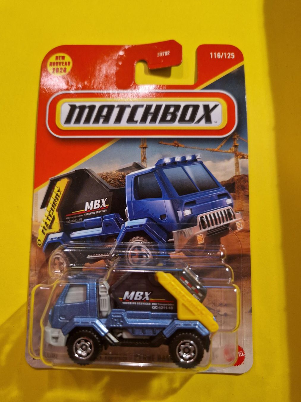 Matchbox Modellini d'auto: Matchbox BUCKET TIPPER – Nuovo e nell'imballaggio originale da Oftringen venduto da Rotor 1