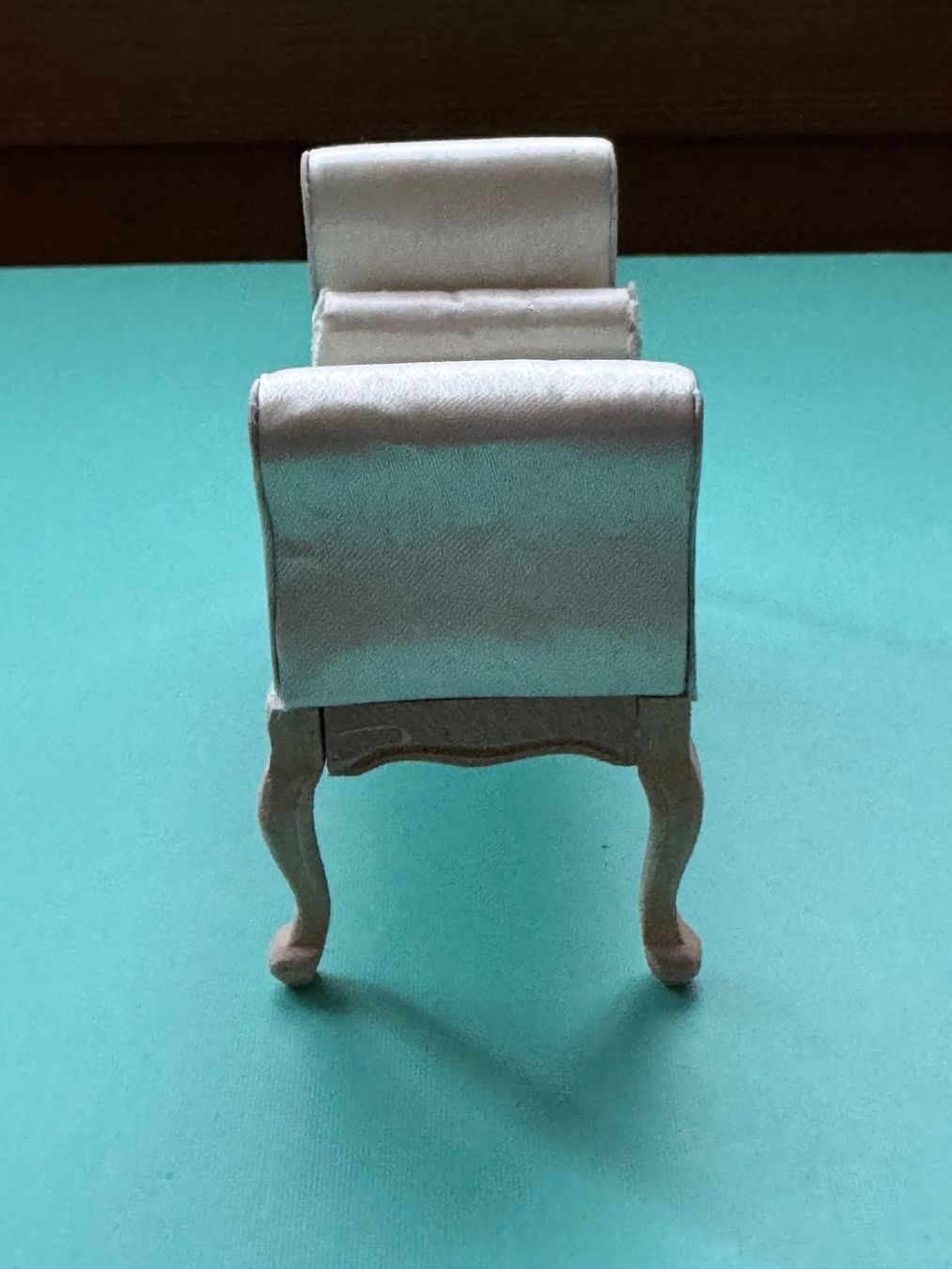 Case e mobili per bambole: Fenstersitz George III England – Nuovo e nell'imballaggio originale da Grabs venduto da Puppestuebli 1