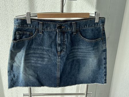 American Eagle denim mini skirt, Size 10, great look!