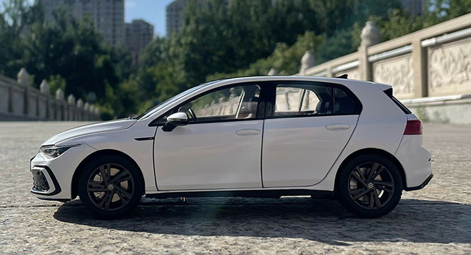 Volkswagen Modellautos: VW GOLF 8TH 2020 WEISS 1:18 PAUDI – Neu und originalverpackt aus Suhr von Moebelsiralfred 3